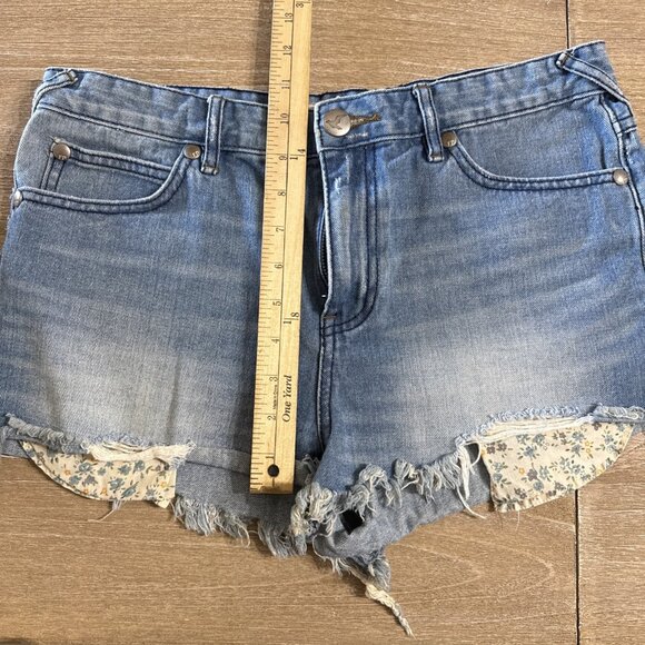 Free People We The Free Size 29 Cutoff Boho Distressed Button Fly Shorts - Picture 2 of 4